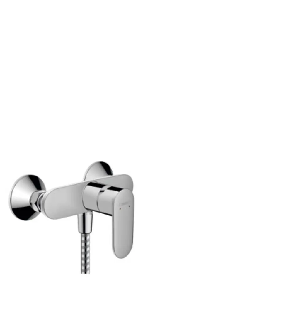 Chromfarbener, wandmontierter Einhebel-Brausemischer von Hansgrohe mit einem schlanken Design und einem flexiblen Schlauch.
